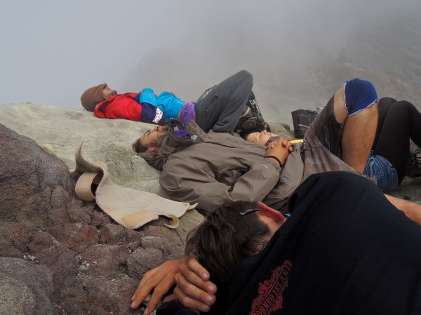 Vulkán tetején alvás. Ha Beni a bal oldalára fordul álmában, belezuhan a fortyogó kráterbe